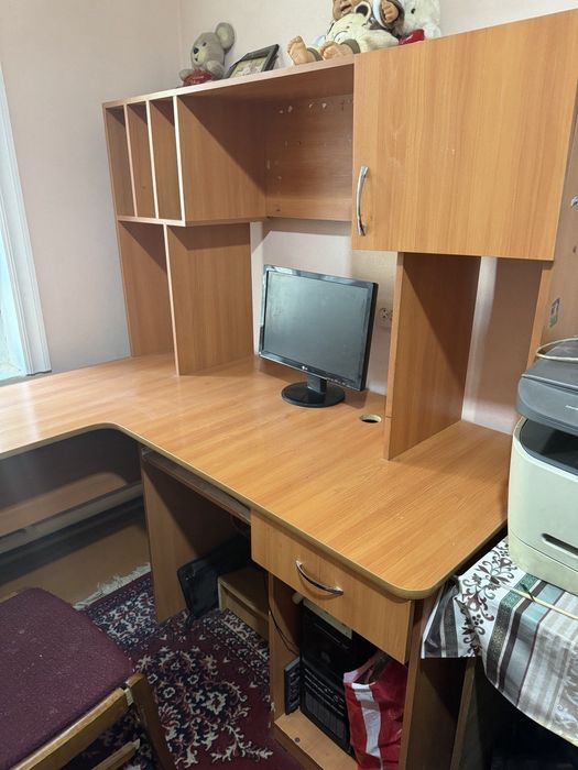 Кампьютер  столи сотилади.Холати яхши