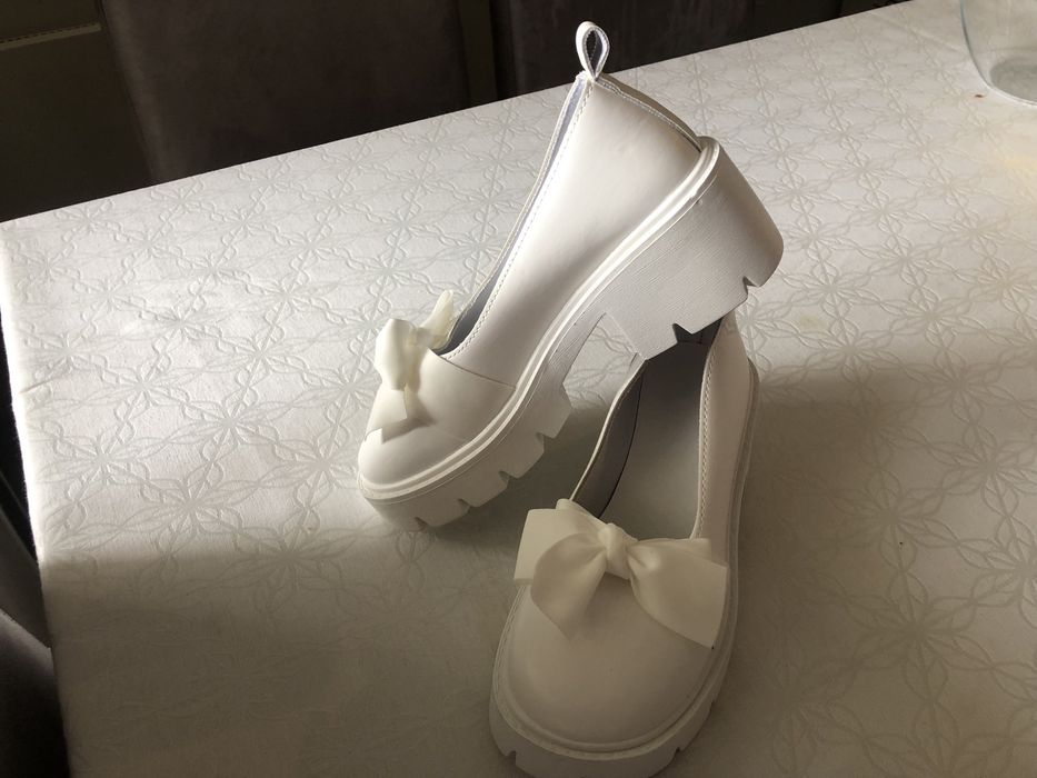 Дамски бели обувки