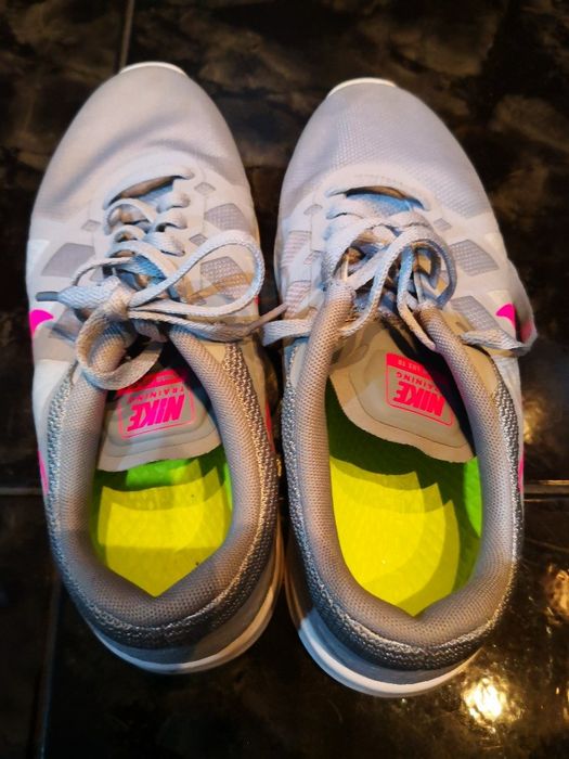 Маркови маратонки и шик ботуши