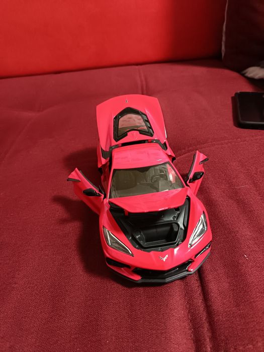 Vând macheta Chevrolet Corvette 1 18 2020