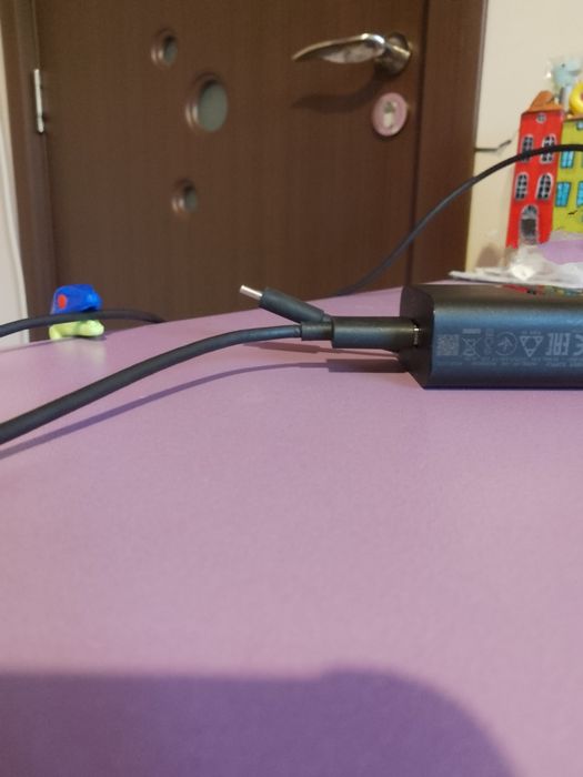 Фигурки - държач за зарядно