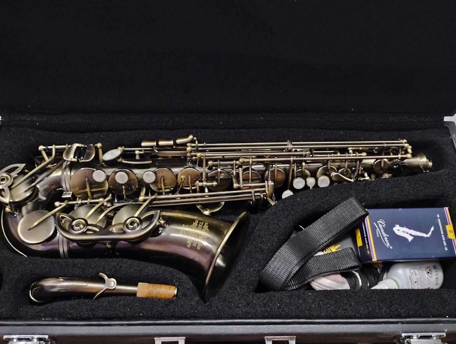 Алт саксофон чисто нов