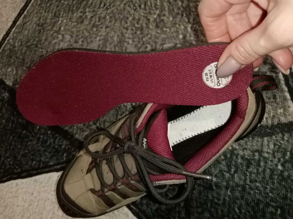 Кроссовки фирмы Quechua