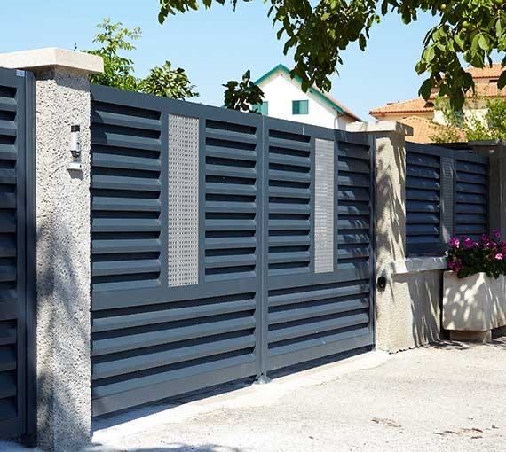 Garduri si porti din sipca metalica, panouri stil jaluzele, tabla cutata, plasa bordurata, fier forjat, BCA si beton si alte modele disponibile
