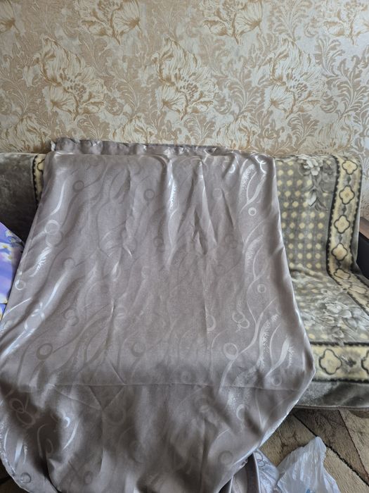 Шторы на зал и белая тюль.