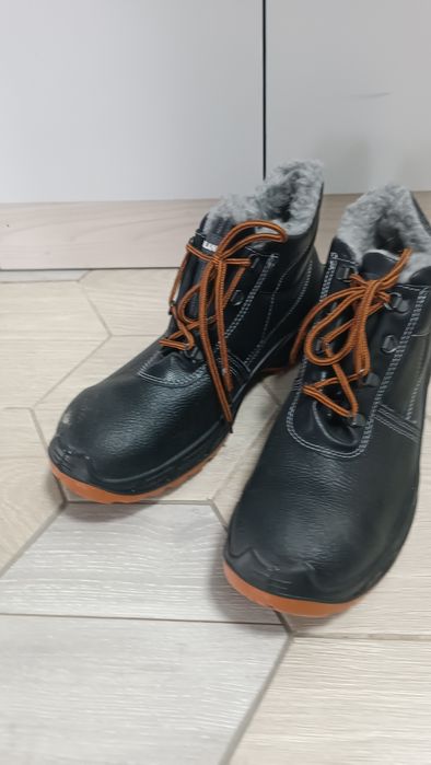 Продам спец обувь от 17000