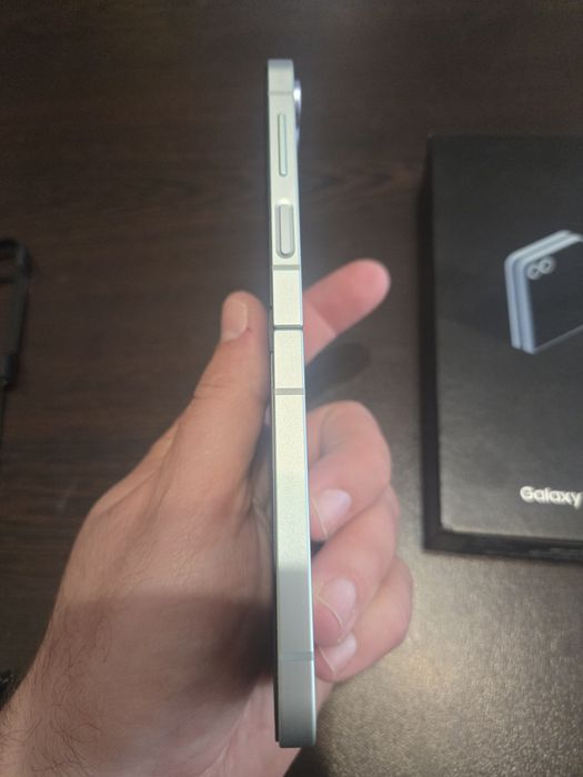 Продавам   Samsung Z Flip 6