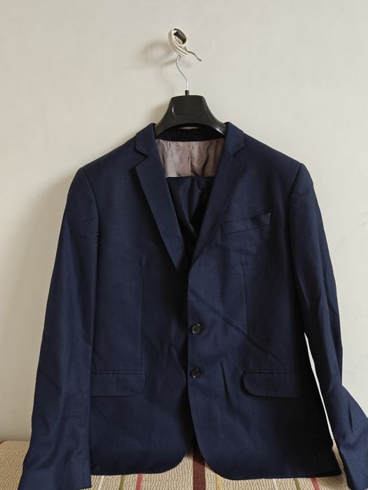 Мъжки костюм сако р-р 56, панталон р-р 58 и риза L, вратовръзка бонус