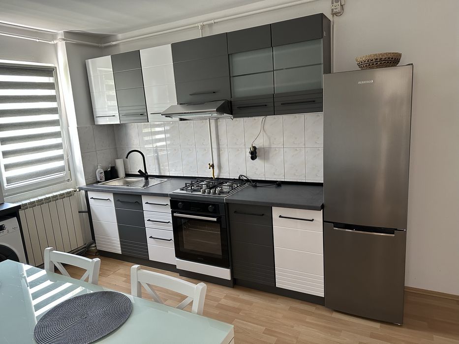 Apartament cu 2 camere, complet mobilat și utilat, renovat – de închiriat