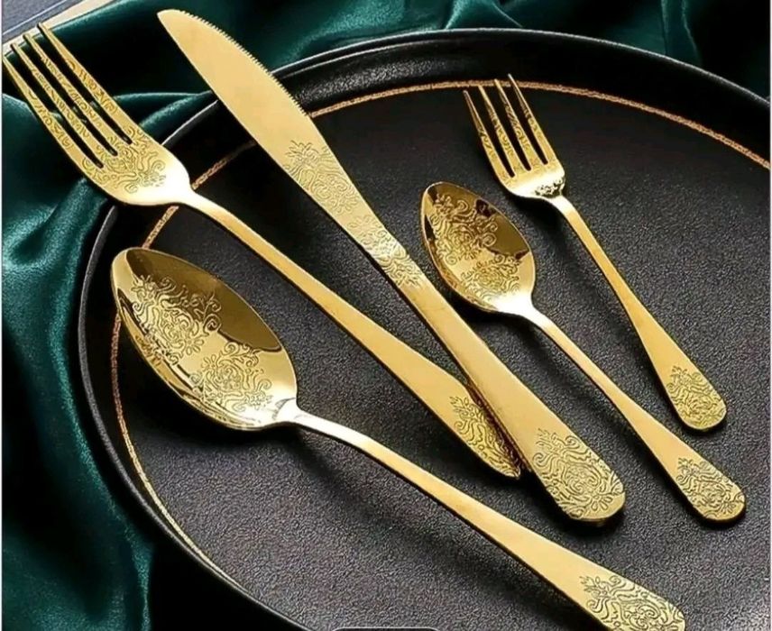 Луксозен Комплект Златни Прибори с Барокови Гравировки
​Превърнете вс