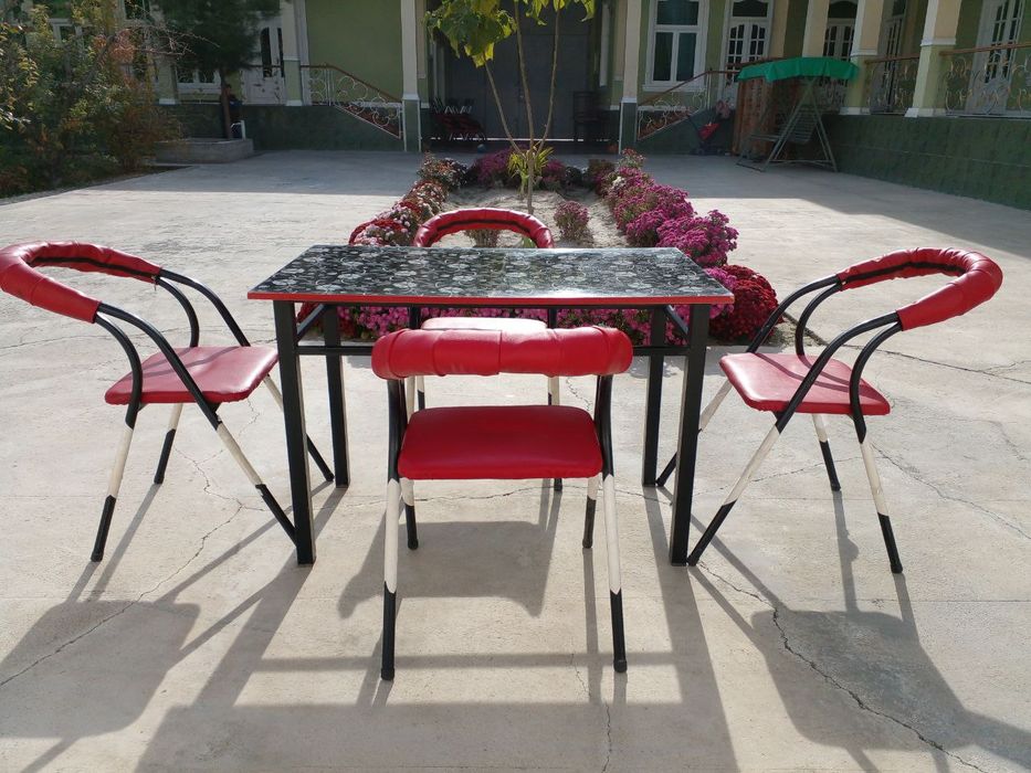 Стол стуллар сотилади.