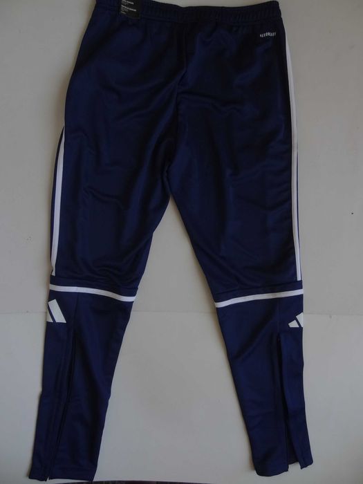 Adidas ,нов оригинален мъжки анцуг,размер М,цвят тъмносин.