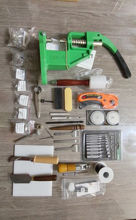 Набор инструментов для работы с кожей.