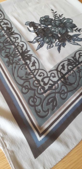 Цветен дамски шал