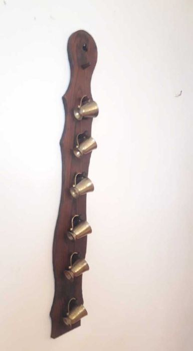 Set de sase pahare din alama pe suport de lemn