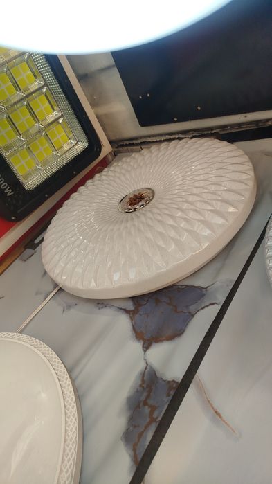 Плафоны и люстры