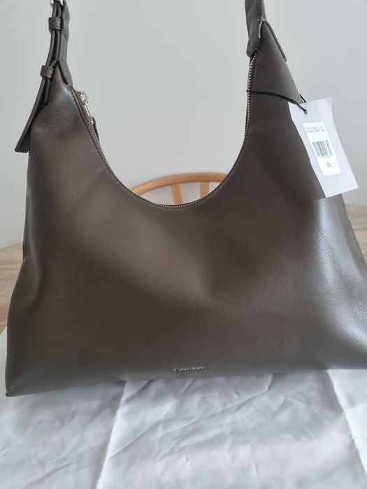 оригинална чанта Calvin Klein Hardware Strap Hobo