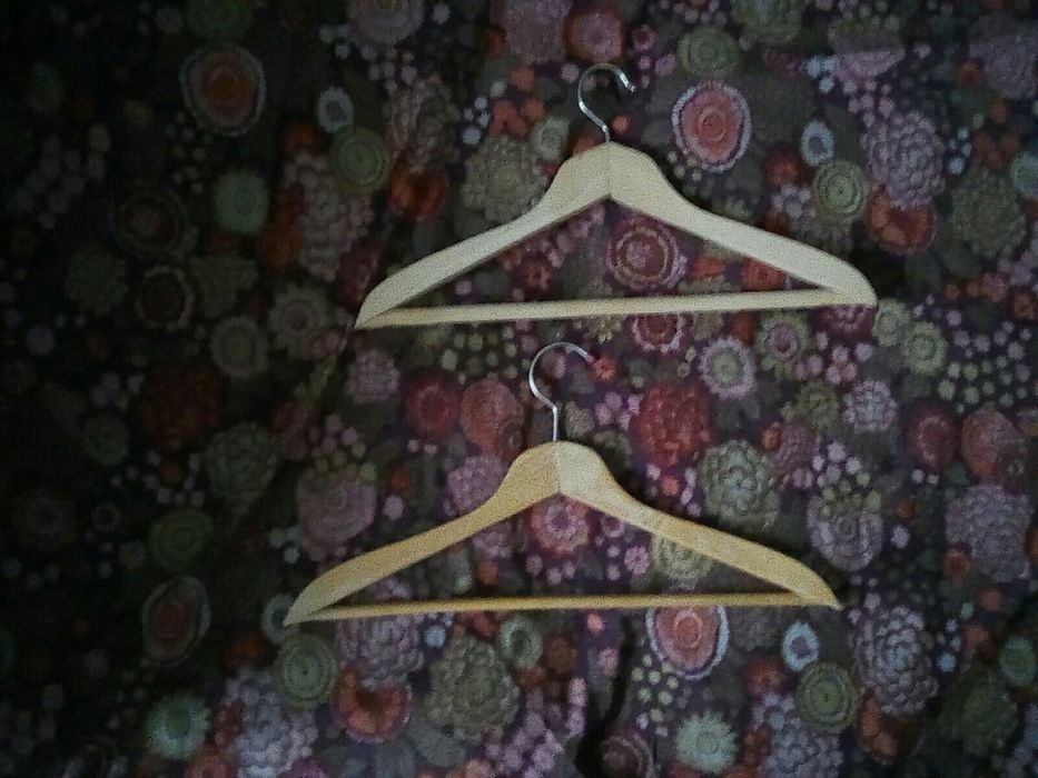 Дървена закачалка