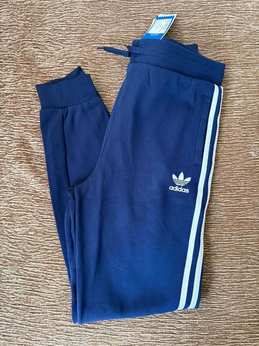 Спортно долнище / Чисто нов с етикет / Aнцуг ADIDAS ORIGINAL / Оригинален / Аутлет / Размер М за ръст 176 см 70 кг / Мъжки / Navy Blue / Син
