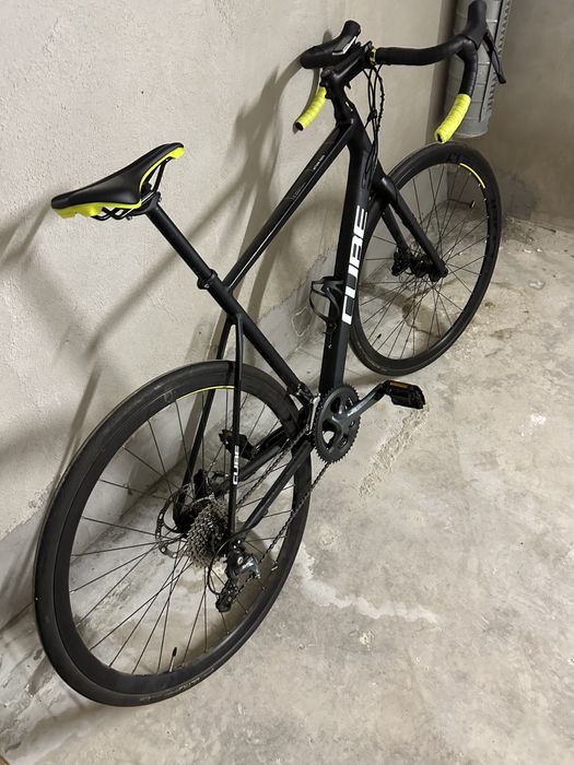 Продавам шосеен велосипед Cube Attain Race 2023 (черно/бял)