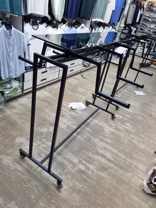 Kiyim do'koni uchun tik turgan ilmoqlar birjoyga bulsa sotiladi