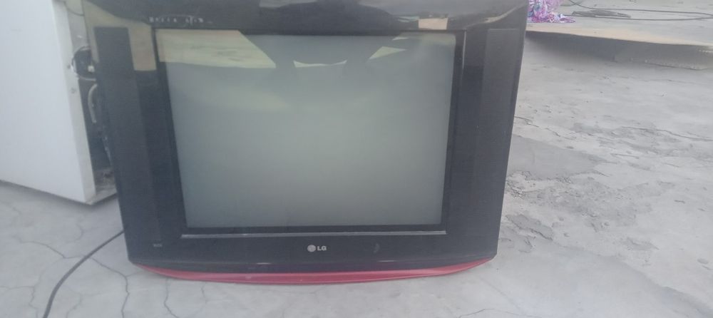 Койки. Телевизор. Трюмо. Зеркало.