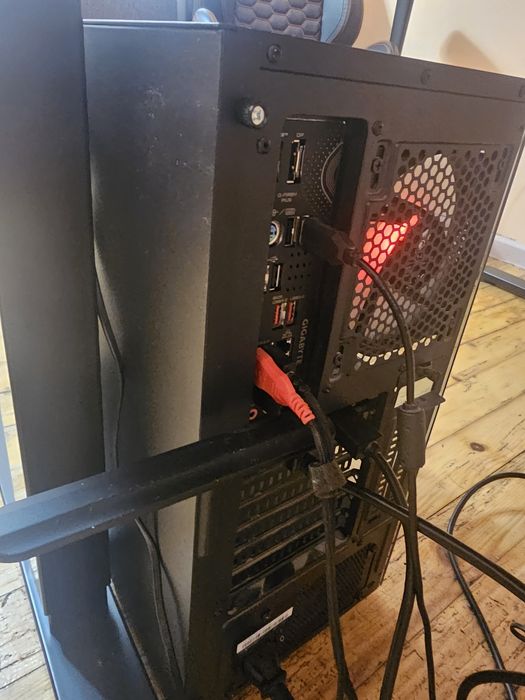 Геймърски компютър 9060XT 16GB/7800X3D/32GB RAM