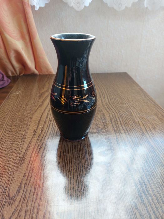 Стара ваза керамика със златисти орнаменти