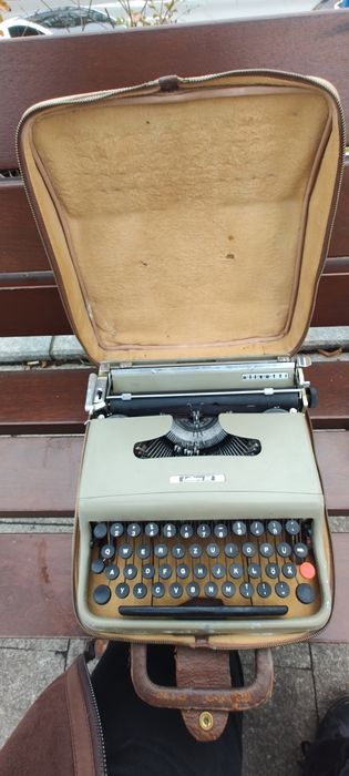 Vând  urgent mașină de scris OLLIVETA LETTERA 22 1949