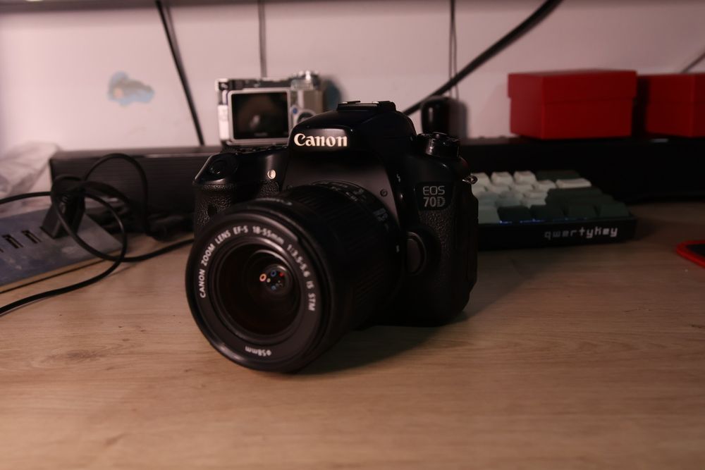 Aparat foto Canon Eos 70D cu obiectivul de kit