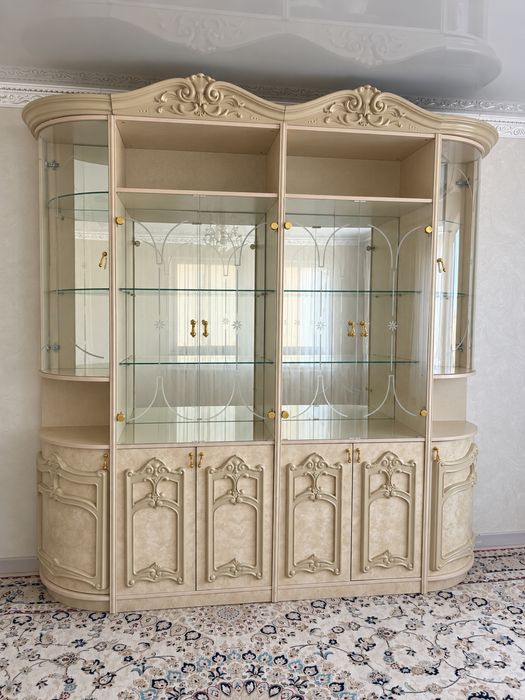 Стенка в гостиную / Классический сервант-витрина