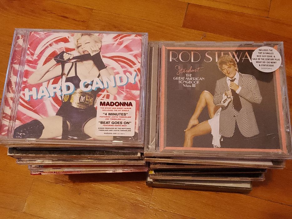 60 броя оригинални дискове (CD)  с английска музика