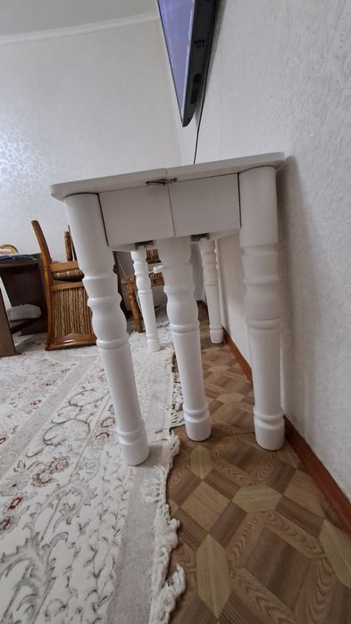 Стол- трансформер белого цвета, новинка.