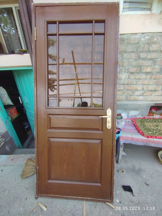 Двери межкомнатные два комплекта.