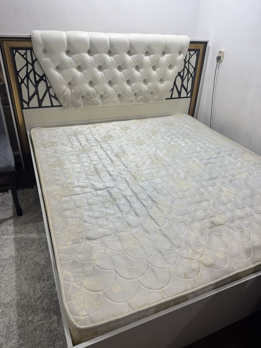 Двуспальная кровать