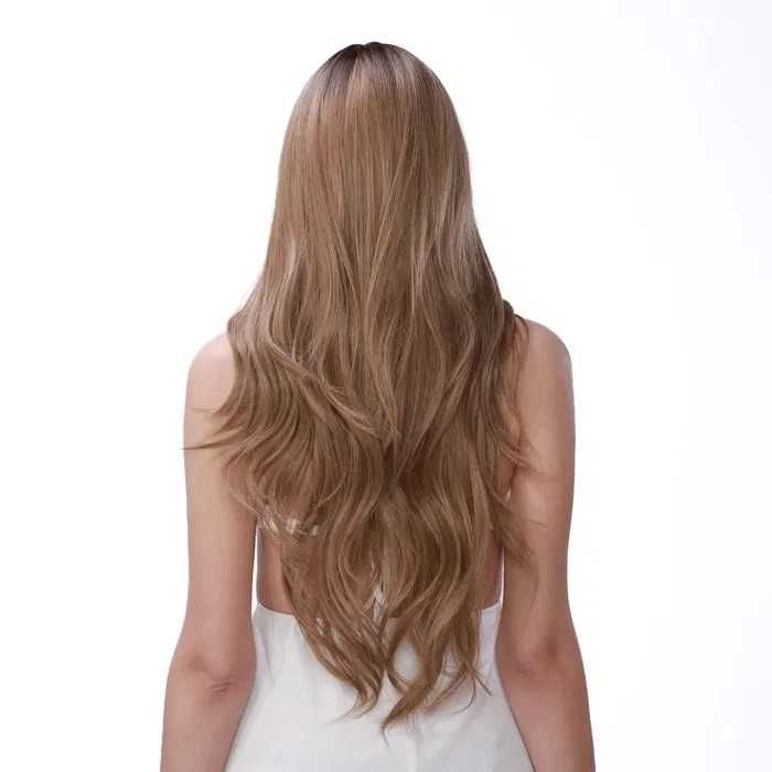 Тъмно руса перука на път с тъмни корени