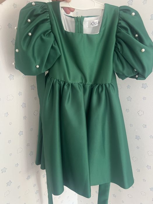 Зеленое платье в отличном состоянии.