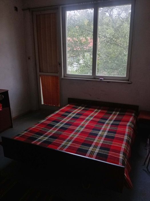 Двуетажна къща с гараж, лозе и стопанска постройка в гр. Ветово