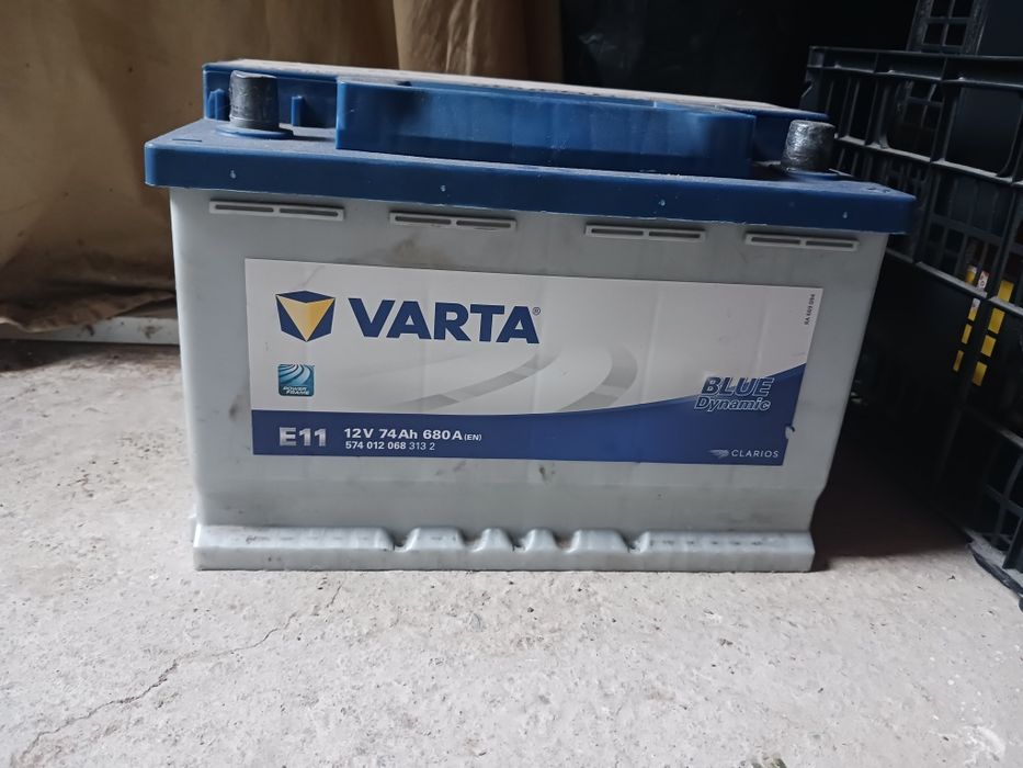 Vând acumulator VARTA