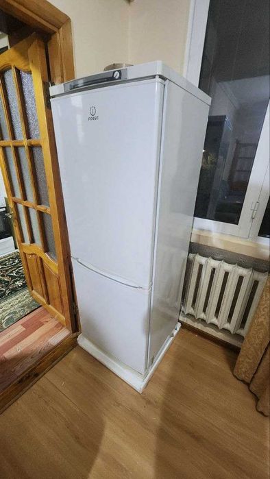Холодильник Indesit