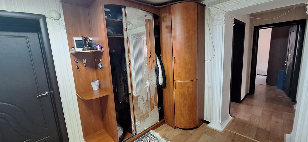 Продам угловой шкаф для прихожей