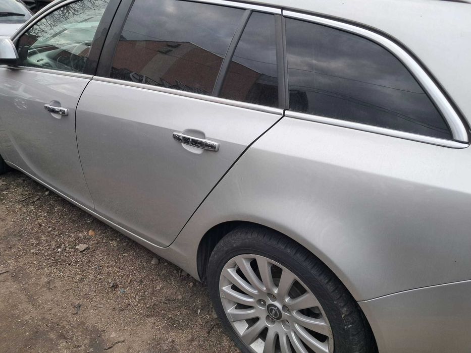 Opel Insignia Sports Tourer, usa portiera completa din dezmembrari