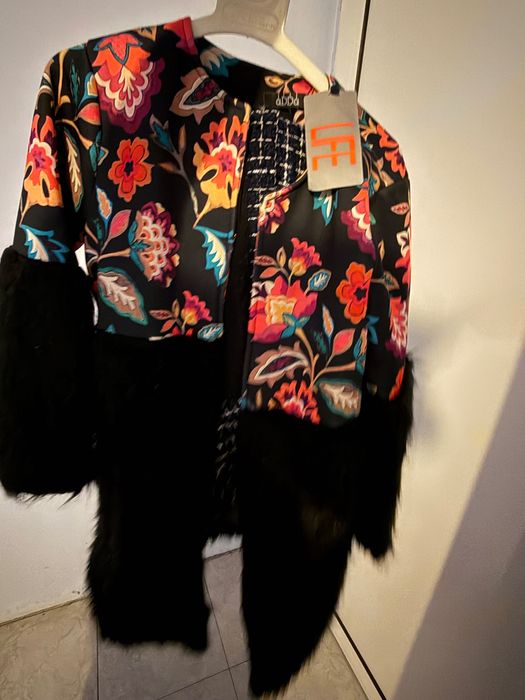 Дамско палто с флорален десен и еко пух – размер M, ново с етикет