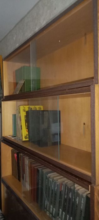 Книжная полка со стеклом , всего 6 шт , ценник за одну и вместе дешево