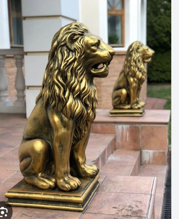 Скульптура королевского льва.Золото