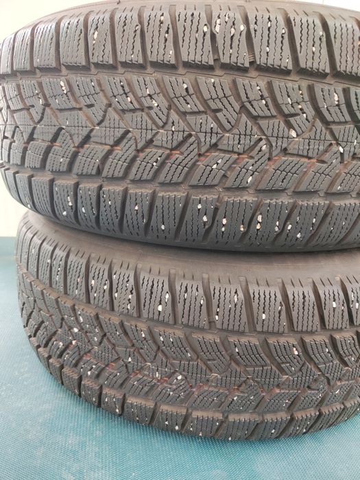 2 бр зимни 235/60/18 Dunlop 22г
