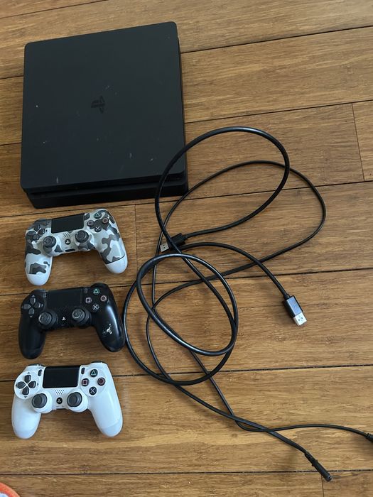 Playstation 4 конзола и три джойстика