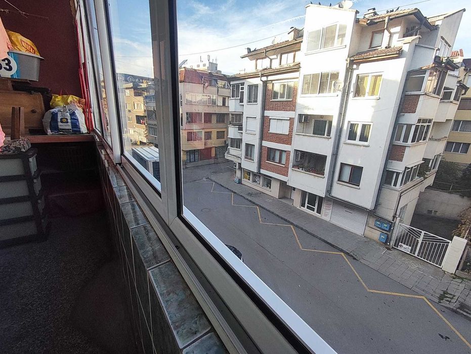 ЕРА МАКС Ямбол продава двустаен апартамент в идеалния център на града.