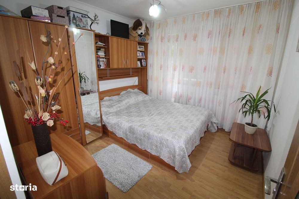 Vând apartament 2 camere în Hunedoara, Dunărea-Str. Cerbului, parter..