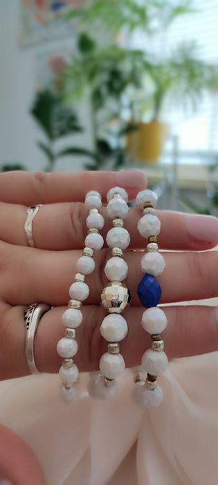 Летни гривни от мъниста бохо бяло черно синьо хендмейд ластични